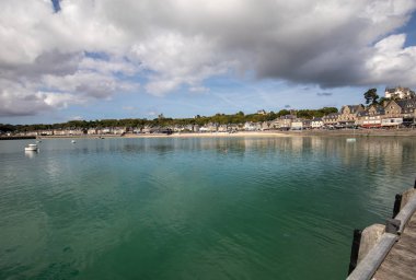Cancale, Fransa - 15 Eylül 2018: Cancale, balıkçılık limanı ve Fransa 'nın Brittany eyaletinde Mont Saint-Michel körfezinin batı ucunda yer alan ünlü istiridye üretim kasabası
