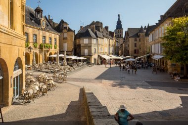 Sarlat, Fransa - 2 Eylül 2018: Place de la Liberte Sarlat la Caneda Dordogne bölümü, Aquitaine, Fransa içinde çevreleyen tarihi evleri