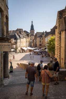 Sarlat, Fransa - 2 Eylül 2018: Place de la Liberte Sarlat la Caneda Dordogne bölümü, Aquitaine, Fransa içinde çevreleyen tarihi evleri