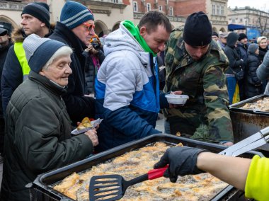 Cracow, Polonya - 15 Aralık 2019: Krakow 'daki ana meydandaki fakir ve evsizler için Noel arifesi. Kosciuszko grubu her yıl Krakow 'un açık havasının en güzel arifesini hazırlar. Polonya