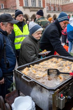 Cracow, Polonya - 15 Aralık 2019: Krakow 'daki ana meydandaki fakir ve evsizler için Noel arifesi. Kosciuszko grubu her yıl Krakow 'un açık havasının en güzel arifesini hazırlar. Polonya