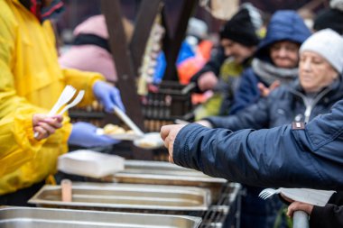 Cracow, Polonya - 15 Aralık 2019: Krakow 'daki ana meydandaki fakir ve evsizler için Noel arifesi. Kosciuszko grubu her yıl Krakow 'un açık havasının en güzel arifesini hazırlar. Polonya