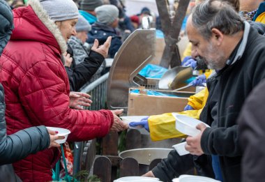 Cracow, Polonya - 15 Aralık 2019: Krakow 'daki ana meydandaki fakir ve evsizler için Noel arifesi. Kosciuszko grubu her yıl Krakow 'un açık havasının en güzel arifesini hazırlar. Polonya