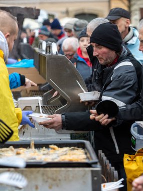Cracow, Polonya - 15 Aralık 2019: Krakow 'daki ana meydandaki fakir ve evsizler için Noel arifesi. Kosciuszko grubu her yıl Krakow 'un açık havasının en güzel arifesini hazırlar. Polonya