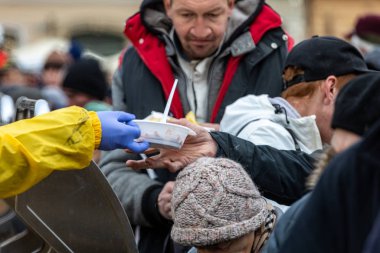 Cracow, Polonya - 15 Aralık 2019: Krakow 'daki ana meydandaki fakir ve evsizler için Noel arifesi. Kosciuszko grubu her yıl Krakow 'un açık havasının en güzel arifesini hazırlar. Polonya