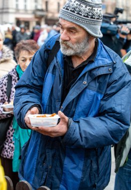 Cracow, Polonya - 15 Aralık 2019: Krakow 'daki ana meydandaki fakir ve evsizler için Noel arifesi. Kosciuszko grubu her yıl Krakow 'un açık havasının en güzel arifesini hazırlar. Polonya