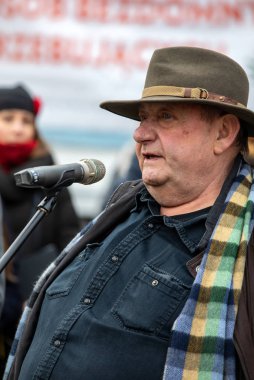 Krakow, Polonya - 15 Aralık 2019: Jan Kosciuszko Krakow 'daki Ana Meydanı' nda yaşayan yoksul ve evsizler için Noel arifesi hayırsever, restoran sahibi ve organizatörü. Polonya