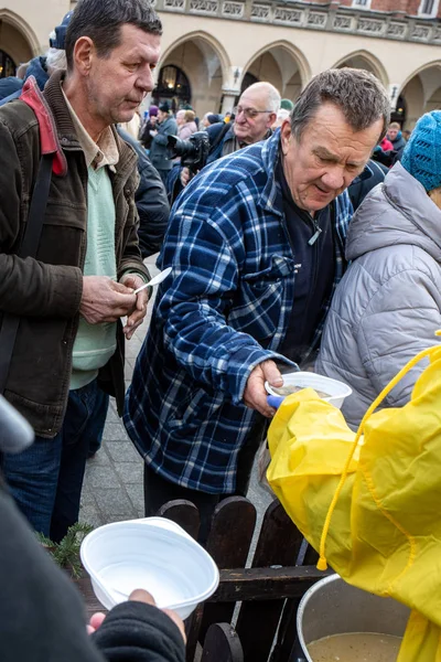 Cracow, Polonya - 15 Aralık 2019: Krakow 'daki ana meydandaki fakir ve evsizler için Noel arifesi. Kosciuszko grubu her yıl Krakow 'un açık havasının en güzel arifesini hazırlar. Polonya