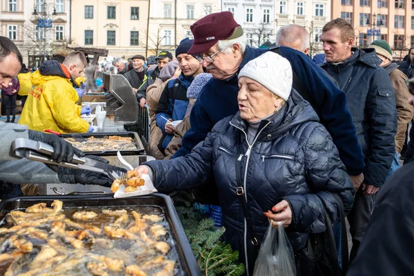 Cracow, Polonya - 15 Aralık 2019: Krakow 'daki ana meydandaki fakir ve evsizler için Noel arifesi. Kosciuszko grubu her yıl Krakow 'un açık havasının en güzel arifesini hazırlar. Polonya