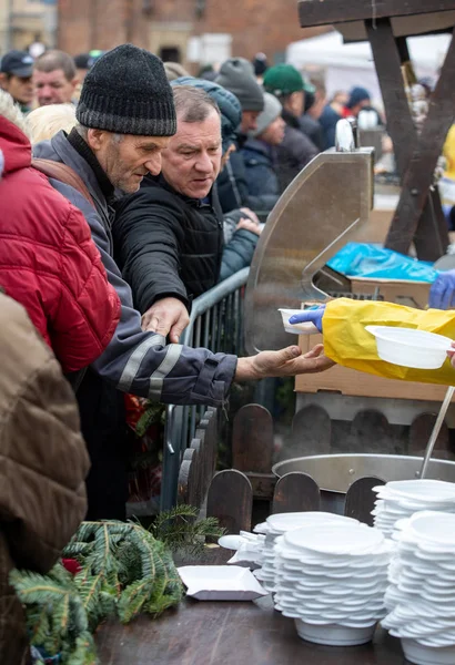 ポーランドのカラス 12月の15 2019 クリスマス イブは Cracowのメイン広場で貧困層とホームレスのために グループKosciuszkoはカラスの野外で最大の前夜を準備します ポーランド — ストック写真