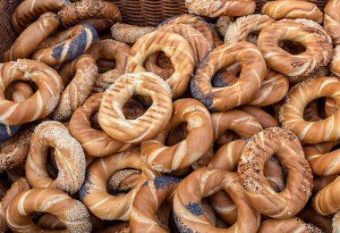 Tuz, haşhaş ve susam ile geleneksel Krakow prezels