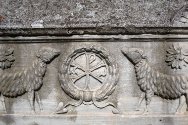 Batı Avrupa 'daki erken dönem Hıristiyan Bizans sanatının en önemli örneklerinden biri olan Basilica di San Vitale' deki taş lahit Ravenna, Emilia-Romagna, İtalya
