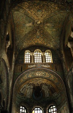 Ravenna, İtalya - 11 Eylül 2019: Erken dönem Hıristiyan Bizans sanat ve mimarisinin önemli örneklerine sahip San Vitale Bazilikası.