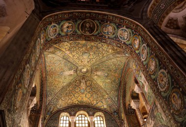 Ravenna, İtalya - 11 Eylül 2019: Erken dönem Hıristiyan Bizans sanat ve mimarisinin önemli örneklerine sahip San Vitale Bazilikası.