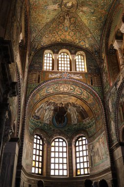 Ravenna, İtalya - 11 Eylül 2019: Erken dönem Hıristiyan Bizans sanat ve mimarisinin önemli örneklerine sahip San Vitale Bazilikası.