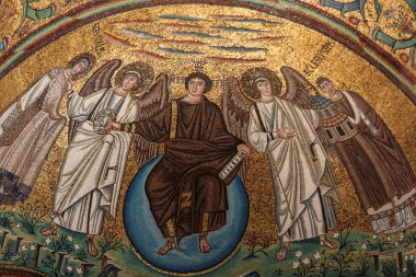 Ravenna, İtalya - 11 Eylül 2019: Erken dönem Hıristiyan Bizans sanat ve mimarisinin önemli örneklerine sahip San Vitale Bazilikası 'nın içi. Maymunun mozaikleri: Kurtarıcı, Aziz Vitale ve Piskopos Ecclesius. 