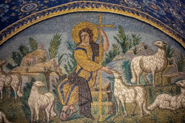 Ravenna, İtalya - 11 Eylül 2019: Ravenna, İtalya 'daki en eski ve en mükemmel mozaik anıt, imparatoriçe Galla Placida Anıtmezar. 