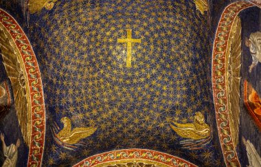 Ravenna, İtalya - 11 Eylül 2019: Ravenna, İtalya 'daki en eski ve en mükemmel mozaik anıt, imparatoriçe Galla Placida Anıtmezar. 