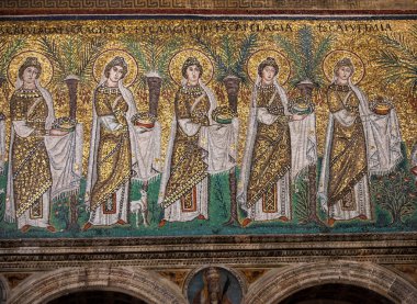 Ravenna, İtalya - 11 Eylül 2019: İtalya 'nın Ravenna kentindeki St Apollinare Nuovo Bazilikası' nın yan duvarında mozaikler