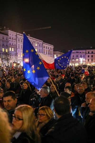 Cracovia Polonia Diciembre 2019 Una Protesta Defensa Tribunales Independientes Bajo Fotos De Stock