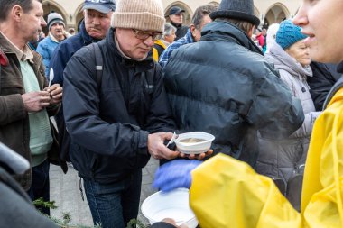 Cracow, Polonya - 15 Aralık 2019: Krakow 'daki ana meydandaki fakir ve evsizler için Noel arifesi. Kosciuszko grubu her yıl Krakow 'un açık havasının en güzel arifesini hazırlar. Polonya