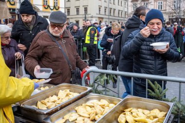Cracow, Polonya - 15 Aralık 2019: Krakow 'daki ana meydandaki fakir ve evsizler için Noel arifesi. Kosciuszko grubu her yıl Krakow 'un açık havasının en güzel arifesini hazırlar. Polonya