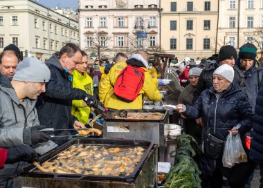 Cracow, Polonya - 15 Aralık 2019: Krakow 'daki ana meydandaki fakir ve evsizler için Noel arifesi. Kosciuszko grubu her yıl Krakow 'un açık havasının en güzel arifesini hazırlar. Polonya