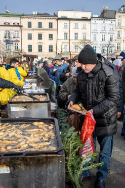Cracow, Polonya - 15 Aralık 2019: Krakow 'daki ana meydandaki fakir ve evsizler için Noel arifesi. Kosciuszko grubu her yıl Krakow 'un açık havasının en güzel arifesini hazırlar. Polonya