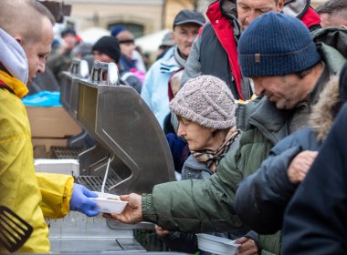 Cracow, Polonya - 15 Aralık 2019: Krakow 'daki ana meydandaki fakir ve evsizler için Noel arifesi. Kosciuszko grubu her yıl Krakow 'un açık havasının en güzel arifesini hazırlar. Polonya