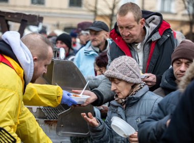 Cracow, Polonya - 15 Aralık 2019: Krakow 'daki ana meydandaki fakir ve evsizler için Noel arifesi. Kosciuszko grubu her yıl Krakow 'un açık havasının en güzel arifesini hazırlar. Polonya