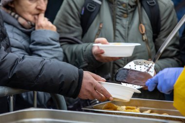 Cracow, Polonya - 15 Aralık 2019: Krakow 'daki ana meydandaki fakir ve evsizler için Noel arifesi. Kosciuszko grubu her yıl Krakow 'un açık havasının en güzel arifesini hazırlar. Polonya