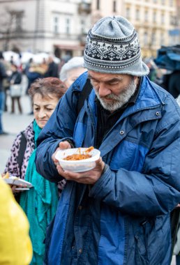 Cracow, Polonya - 15 Aralık 2019: Krakow 'daki ana meydandaki fakir ve evsizler için Noel arifesi. Kosciuszko grubu her yıl Krakow 'un açık havasının en güzel arifesini hazırlar. Polonya