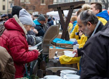 Cracow, Polonya - 15 Aralık 2019: Krakow 'daki ana meydandaki fakir ve evsizler için Noel arifesi. Kosciuszko grubu her yıl Krakow 'un açık havasının en güzel arifesini hazırlar. Polonya