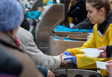 Cracow, Polonya - 15 Aralık 2019: Krakow 'daki ana meydandaki fakir ve evsizler için Noel arifesi. Kosciuszko grubu her yıl Krakow 'un açık havasının en güzel arifesini hazırlar. Polonya