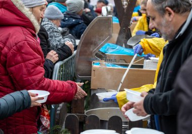 Cracow, Polonya - 15 Aralık 2019: Krakow 'daki ana meydandaki fakir ve evsizler için Noel arifesi. Kosciuszko grubu her yıl Krakow 'un açık havasının en güzel arifesini hazırlar. Polonya