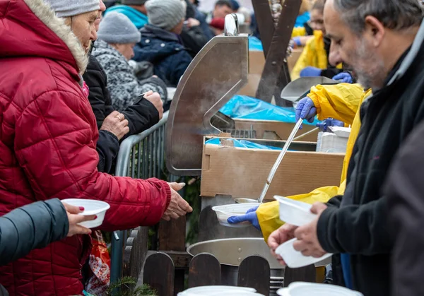 Cracow, Polonya - 15 Aralık 2019: Krakow 'daki ana meydandaki fakir ve evsizler için Noel arifesi. Kosciuszko grubu her yıl Krakow 'un açık havasının en güzel arifesini hazırlar. Polonya