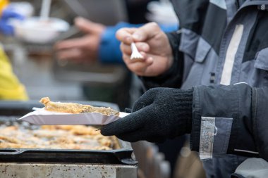 Yoksul ve evsizler için sıcak yemek
