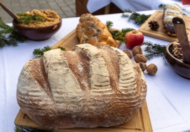 Masaya Noel yiyecek ile Noel ağacı süsleme