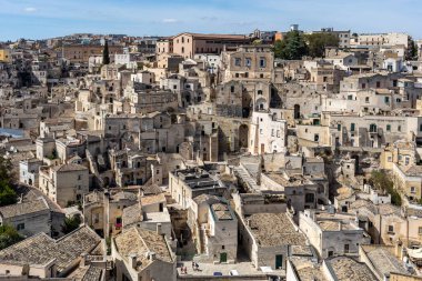 Matera, İtalya - 15 Eylül 2019: Matera şehrinin tarihi bir bölgesi olan Sassi di Matera 'nın tarihi mağara konutlarıyla tanınıyor. Basilicata. İtalya