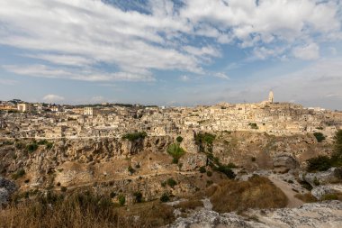 Sassi di Matera 'nın panoramik manzarası Matera şehrinin tarihi bir bölgesidir. Belvedere di Murgia Timone, Basilicata, İtalya' daki antik mağara evleri ile ünlüdür. 
