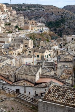 Matera, İtalya - 20 Eylül 2019: Matera şehrinde tarihi bir bölge olan Sassi di Matera 'nın tarihi mağara konutlarıyla tanınıyor. Basilicata. İtalya