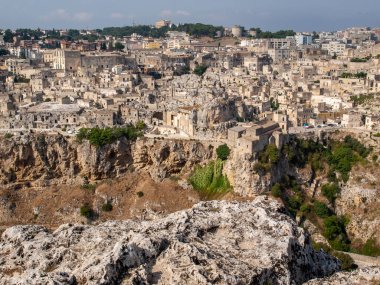 Sassi di Matera 'nın panoramik manzarası Matera şehrinin tarihi bir bölgesidir. Belvedere di Murgia Timone, Basilicata, İtalya' daki antik mağara evleri ile ünlüdür. 