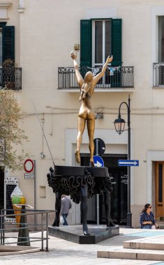 Matera, İtalya - 20 Eylül 2019: Matera, Avrupa Kültür Başkenti 2019. Piazza San Francesco 'da Salvador Dali' nin sürrealist piyanosu. Basilicata, İtalya, 