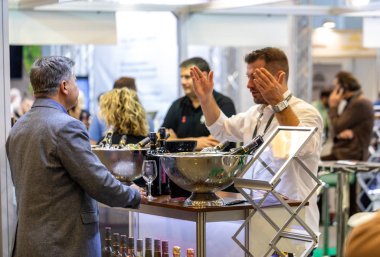 Cracow, Polonya - 20 Kasım 2019: Uluslararası Şarap Fuarı Enoexpo, Krakow. Dünyanın dört bir yanından şarap üreticileri ithalat dağıtımcıları ve temsilcileriyle tanışıyor. Krakov. Polonya