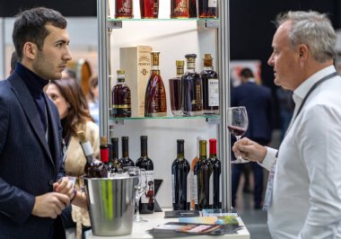 Cracow, Polonya - 20 Kasım 2019: Uluslararası Şarap Fuarı Enoexpo, Krakow. Dünyanın dört bir yanından şarap üreticileri ithalat dağıtımcıları ve temsilcileriyle tanışıyor. Krakov. Polonya