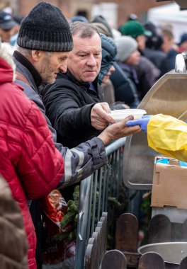 Cracow, Polonya - 15 Aralık 2019: Krakow 'daki ana meydandaki fakir ve evsizler için Noel arifesi. Kosciuszko grubu her yıl Krakow 'un açık havasının en güzel arifesini hazırlar. Polonya