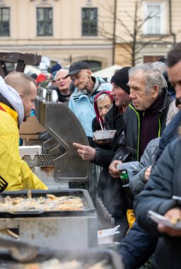 Cracow, Polonya - 15 Aralık 2019: Krakow 'daki ana meydandaki fakir ve evsizler için Noel arifesi. Kosciuszko grubu her yıl Krakow 'un açık havasının en güzel arifesini hazırlar. Polonya