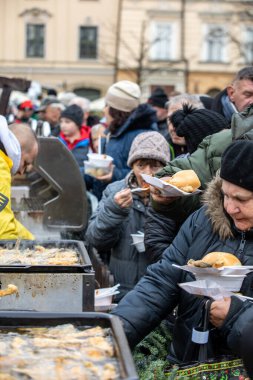 Cracow, Polonya - 15 Aralık 2019: Krakow 'daki ana meydandaki fakir ve evsizler için Noel arifesi. Kosciuszko grubu her yıl Krakow 'un açık havasının en güzel arifesini hazırlar. Polonya