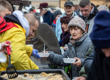 Cracow, Polonya - 15 Aralık 2019: Krakow 'daki ana meydandaki fakir ve evsizler için Noel arifesi. Kosciuszko grubu her yıl Krakow 'un açık havasının en güzel arifesini hazırlar. Polonya