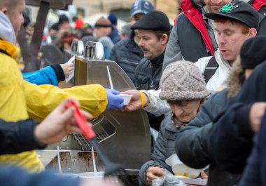 Cracow, Polonya - 15 Aralık 2019: Krakow 'daki ana meydandaki fakir ve evsizler için Noel arifesi. Kosciuszko grubu her yıl Krakow 'un açık havasının en güzel arifesini hazırlar. Polonya